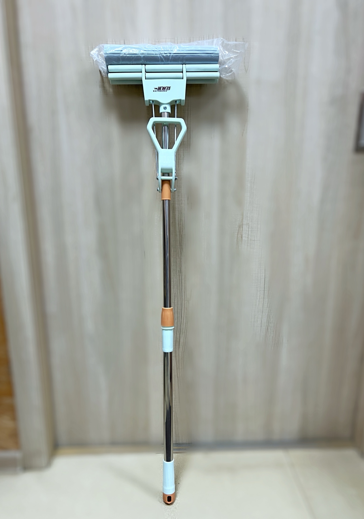 картинка Швабра роликовая с отжимом от магазина Богатая