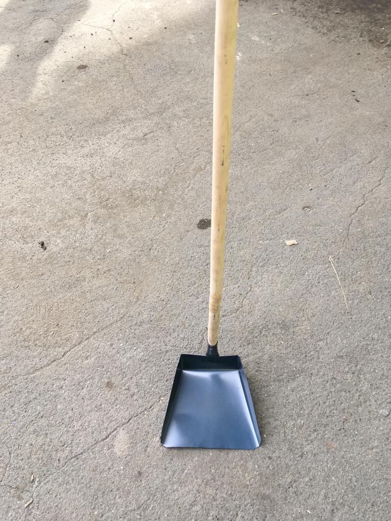 картинка Совок металлический с деревянной ручкой от магазина Богатая